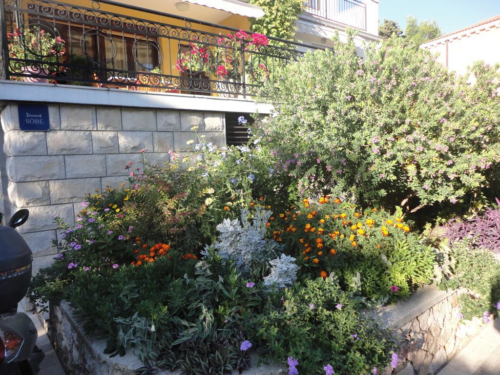 Guesthouse Apartment Bozica Bol Eksteriør bilde