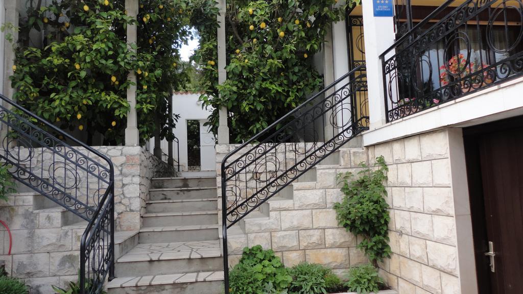 Guesthouse Apartment Bozica Bol Eksteriør bilde